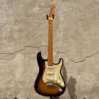 Fender American Deluxe Stratocaster V-Neck with Maple Fretboard 2004 - 2010 - 2-Color Sunburst image 1