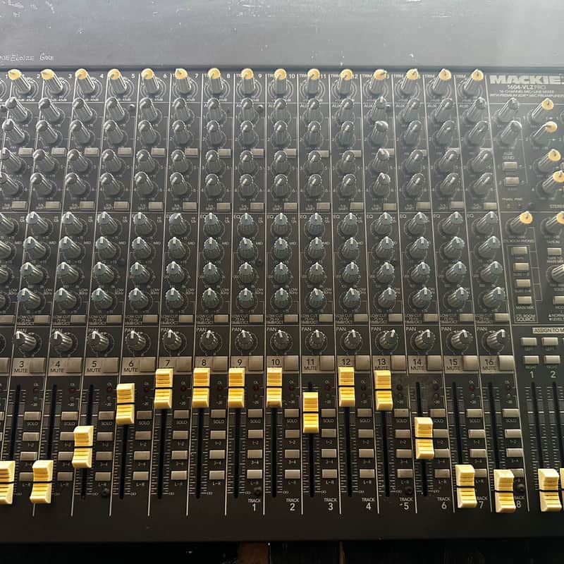 2000 – 2007 Mackie 1604-VLZ Pro 16-Channel Mic / Line Mixer Black