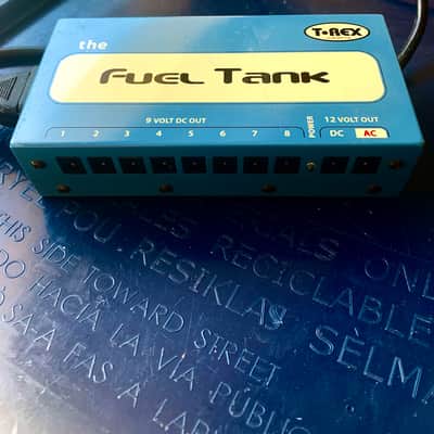 The T-Rex Fuel Tank is a robust and straightforward pedal power supply, capable of powering an entire pedalboard thanks to its 10 outputs (including 8 at 9V) with a total of around 1500 mA. image 3