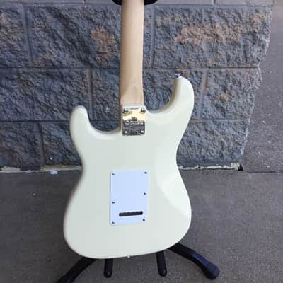 Squier Affinity Series Stratocaster with Maple Fretboard Olympic White image 4
