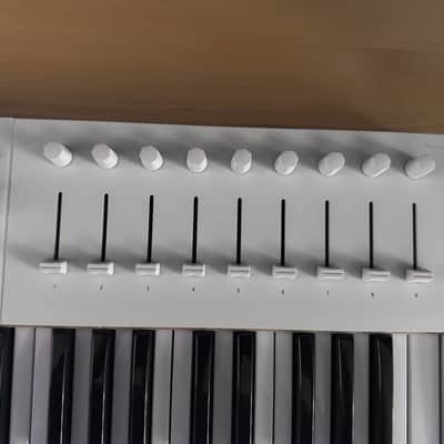 Arturia KeyLab 49 MkIII MIDI Controller 2024 - Present - White image 3