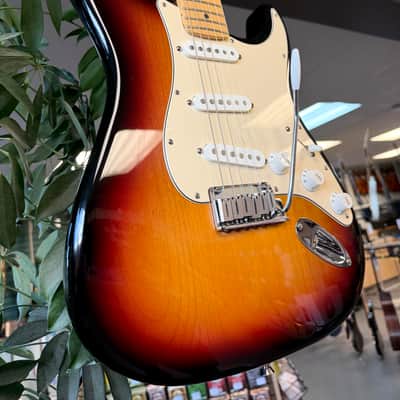 Fender American Stratocaster Maple 2004 - 3 Tone Sunburst image 3