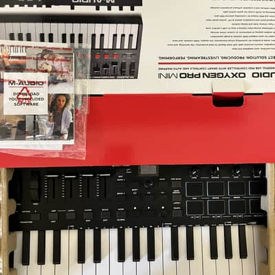 Immagine M-Audio Oxygen Pro Mini 32-Key MIDI Keyboard Controller 2020 - Present - Black - 2