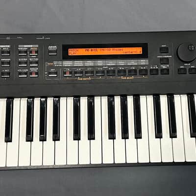 Roland XP-30 61-Key 64-Voice Expandable Synthesizer 1999 - 2004 - Black image 1