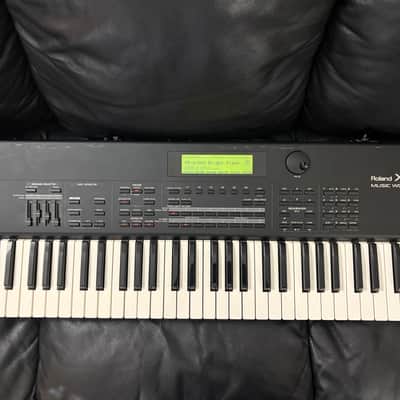 Roland XP-60 61-Key 64-Voice Music Workstation Keyboard 1998 - 2003 - Black
