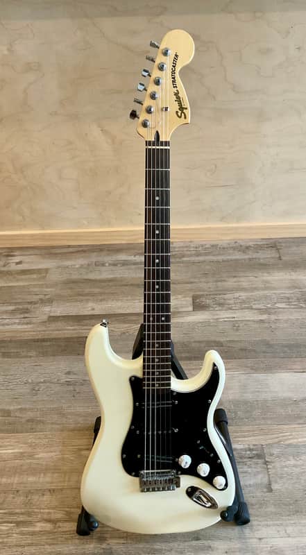 Squier Stratocaster w/ RoadRunner Hard Case & Xtras - Olympic White image 1