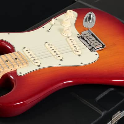 Fender USA American Deluxe Stratocaster Ash with N3 MF, Aged Cherry Sunburst Fender [US13003186] (05/18) image 3