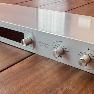 Antelope AudiAntelope Audio Isochrone OCX Master Clock Generator (Mint)o Isochrone OCX  2015 - Aluminum image 2