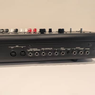 Yamaha YC61 61-Key Stage Keyboard 2018 - Present - Black image 10