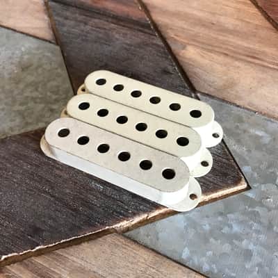 Real Life Relics Fender® Aged White Genuine Stratocaster® Pickup Covers (Pack of 3) (Fender® 0992034000)   [DB4]