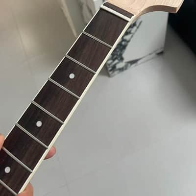 Round stainless steel 21 frets Maple guitar neck 25.5inch hole 8mm jazzmaster neck Rosewood fingerboard white binding Round End stainless steel 21frets image 1