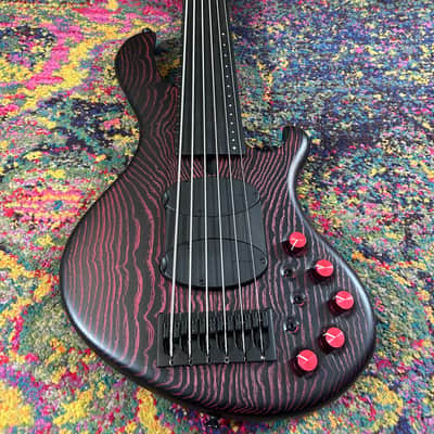 Maruszczyk Frog 6a Fretless custom - Black red veins image 3