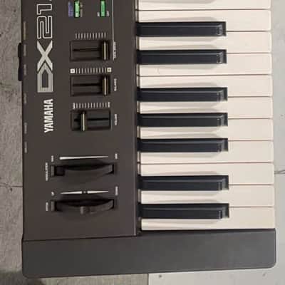 Yamaha DX21 Programmable Algorithm Synthesizer Used in mint condition