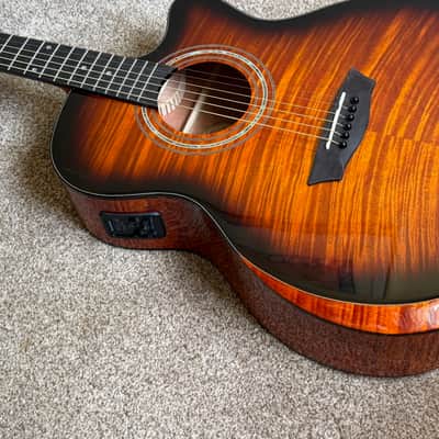 Washburn Comfort WCG12FCE 2025 - Cognac Sunburst image 3