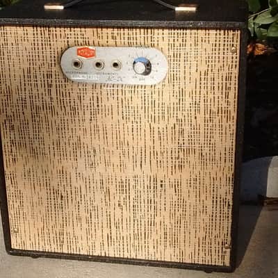 Vintage 1957 RCA Victor Royalist AC/DC Tube Combo Amplifier - Like Kay or Valco image 1