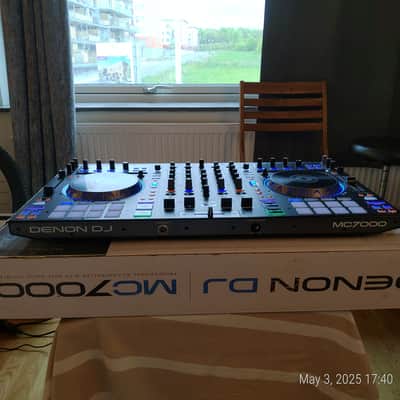 Denon MC7000 DJ controller image 2