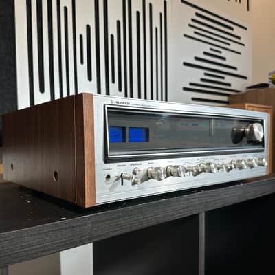 Pioneer SX-737 35-Watt Stereo Solid-State Receiver 1974 - 1976 - Silver image 1