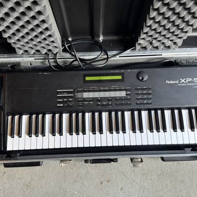 Roland XP-50 61-Key 64-Voice Keyboard w/ SKB Hard Case Music Workstation 1995-1998 Black