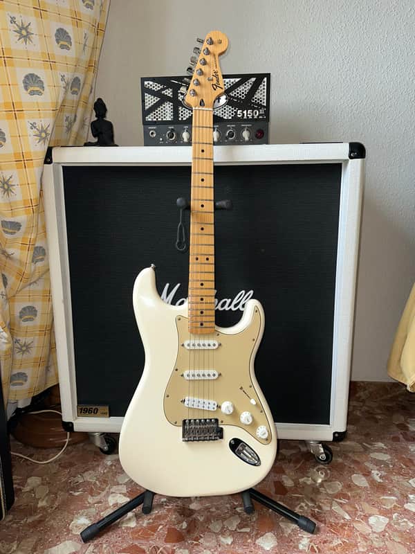 Fender Standard Stratocaster with Maple Fretboard 2017 - Arctic White Bild 1