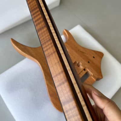 Vibrato system Five pieces. Headless electric guitar neck baked T-shaped contour 24frets Roasted neck Headless Electric guitar 1 piece Mahogany body T Outline image 5
