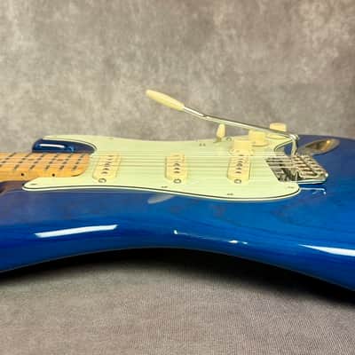 Fender Deluxe Players Stratocaster with Maple Fretboard 2017 - Sapphire Blue Transparent image 6