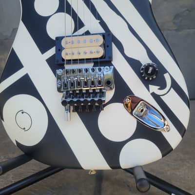 EVH® Striped Series Circles, Maple Fingerboard, White and Black with Gigbag image 6