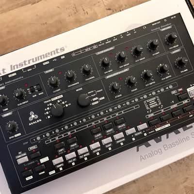 Abstrakt Instruments Avalon Analog Bassline Synth + 3 Rare Filter Cartridges
