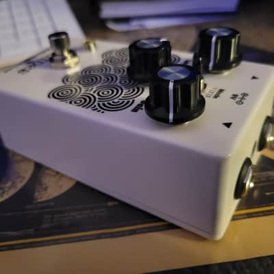 One of a Kind - EarthQuaker Devices Plumes Small Signal Shredder 2019 - Black and white image 4