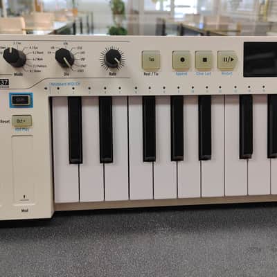 Arturia KeyStep 37 MIDI Controller / Keyboard 2021 - 2025 - White image 2