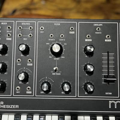 Moog Grandmother Dark 32-Key Semi-Modular Analog Synthesizer 2020 - Present - Black / Black Panel W/ Carrying Case image 3
