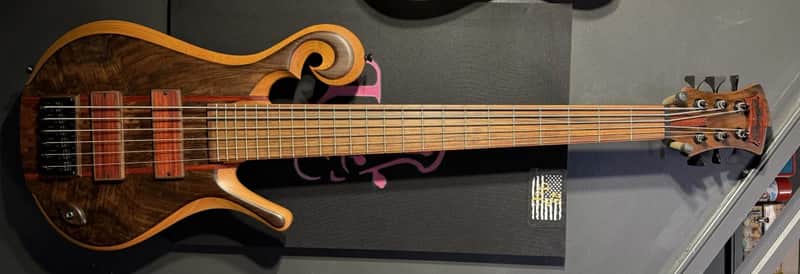 Carl Thompson 6 string Custom 3D scroll image 1