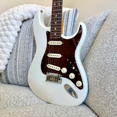 Fender American Ultra Stratocaster 2019 - Arctic White Pearl image 1
