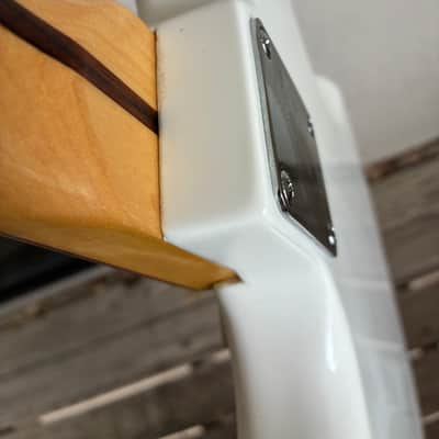 Squier Vintage Modified Jazzmaster with Laurel Fretboard 2018 - 2019 - Olympic White electric guitar tortoise image 18