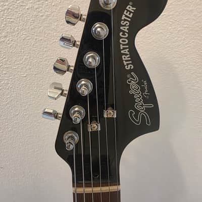 Squier Standard Stratocaster HSS Black and Chrome with Laurel Fretboard 2018 - Black image 2