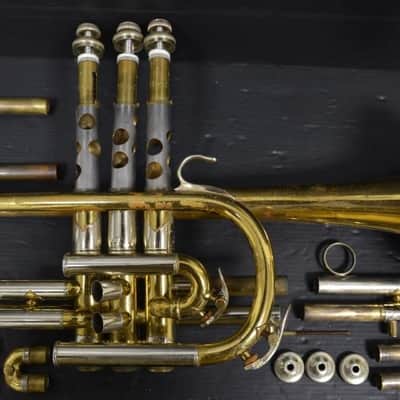 Corneta Bach Stradivarius 181-37 Corporation lacada en buen estado. image 5