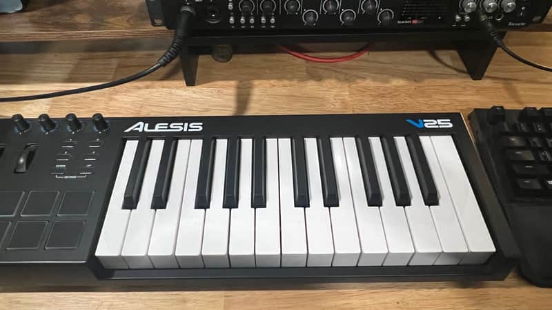 Alesis V25 25-key USB MIDI Controller with Beat Pads 2017 - 2022 - Black image 1