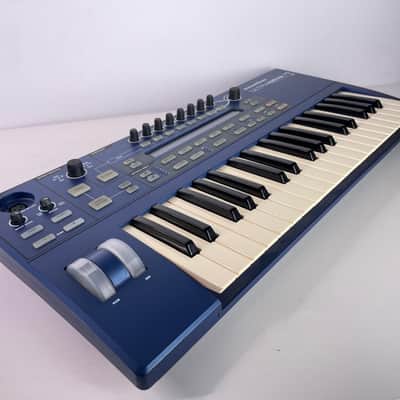 Novation UltraNova 37-Key 20-Voice Synthesizer 2010 - Blue Bild 2