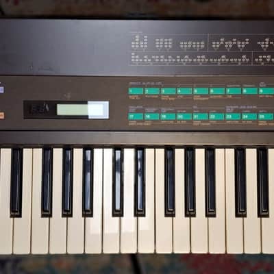 YAMAHA DX7 VINTAGE ELECTRONIC KEYBOARD W/BAG, MUSIC REST, FOOT PEDAL, CARTRIDGE + CUSTOM SOUNDS