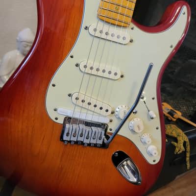Fender RARE Fender VG Deluxe Stratocaster 2008 - Faded Cherry Burst image 1