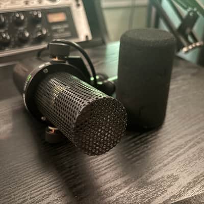 Shure SM7dB Cardioid Dynamic Microphone with Built-In Preamp 2023 - Present - Black image 4