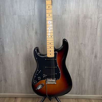 Fender Player Stratocaster with Maple Fretboard 2018 - 2024 - 3-Color Sunburst image 1