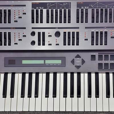 Roland JD-800 61-Key Programmable Synthesizer 1991 - 1995 - Carbon