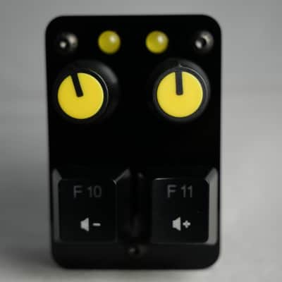 useMidi madMidiMiniClassic Acrylic 2025 with 2 Note Buttons 2 Potentiometers and LEDs image 2