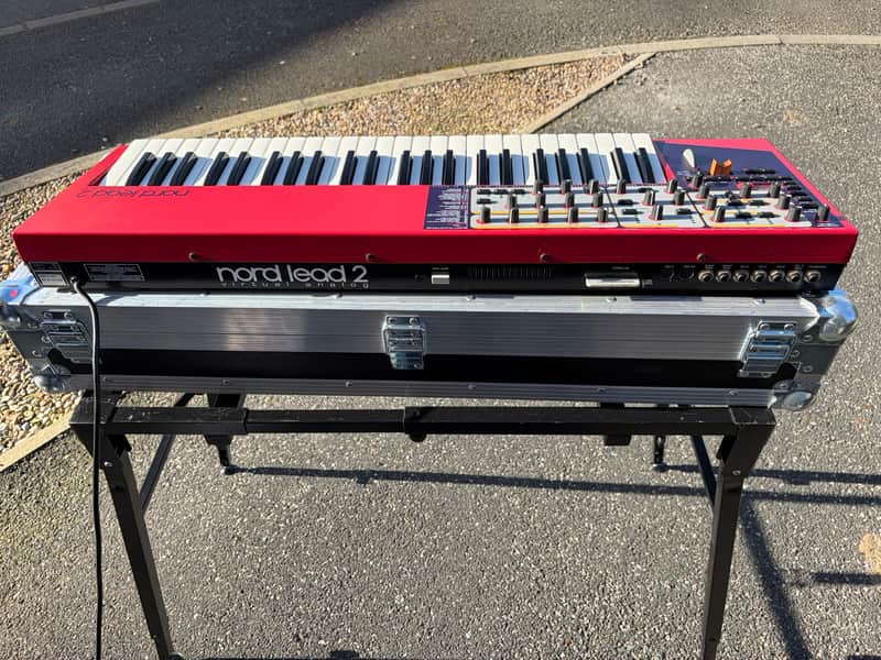 *INCLUDES EXTRAS* Nord Lead 2 49-Key 12-Voice Polyphonic Synthesizer