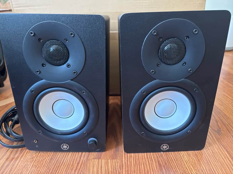 Yamaha HS4 Powered Studio Monitor Pair – Mint Condition + 2x 10ft TRS Cables image 1
