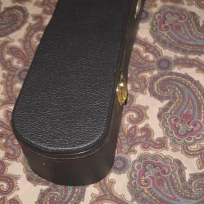 new open box very near A+ genuine Taylor Grand Auditorium Deluxe Brown Hardshell Case (5201-55) textured dark brown vinyl over 3-ply wooden structure, Foam padding covered w/ red plush crushed velvet lining, brass plated latches, padded handle image 15