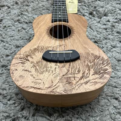Laila UFG2311C CAT concert ukulele with cat engraving + cover image 3
