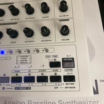 Abstrakt Instruments - Avalon Bassline (white, blue leds) + manual, original box (all like new) image 10