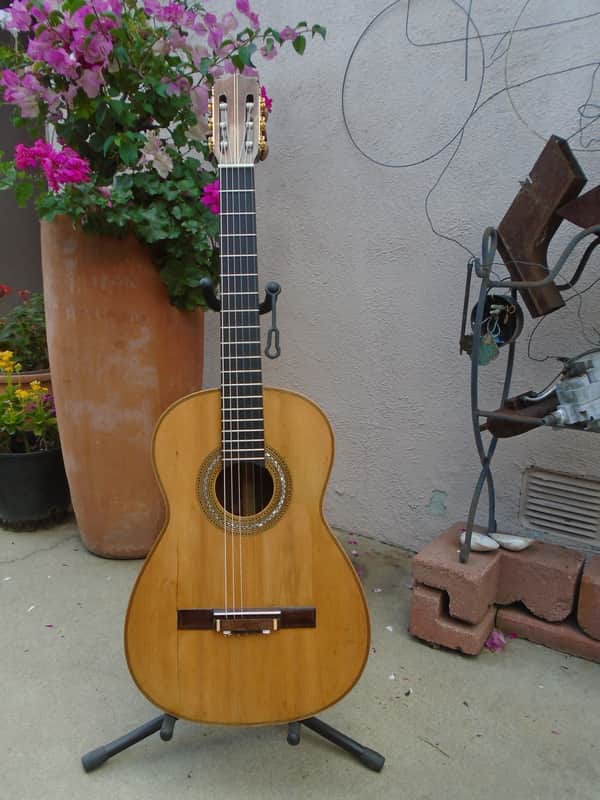 Viuda De Santos Hernandez Guitarrería labeled guitar image 1