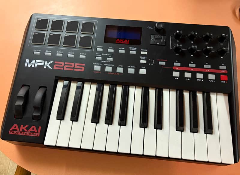 Akai MPK225 2014 - Present - Black image 1